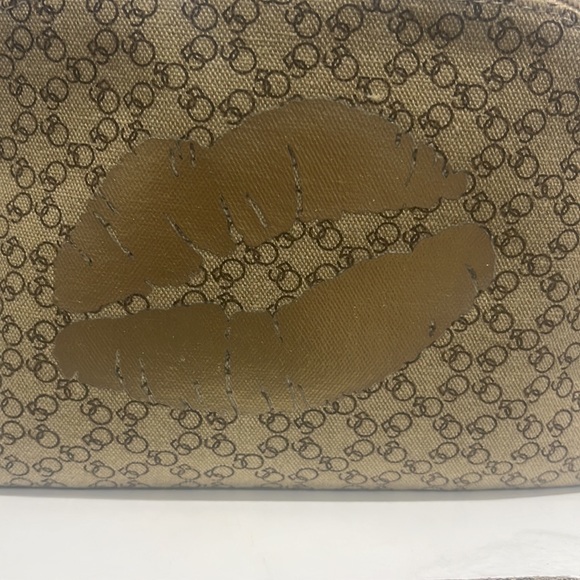 Bloomingdales Gold lips makeup bag New with tags⭐️⭐️⭐️⭐️⭐️ absolutely stunning - Picture 2 of 4